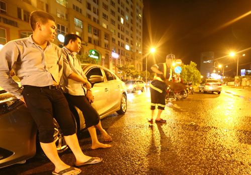 Nhiều chủ xe đã phải đứng ở đây từ 7h tối. Chỉ vì cố gắng vượt qua khúc ngập trong giây lát, họ đã phải chờ tại đây suốt 4 tiếng đồng hồ. Không ai dám chắc đêm nay xe mình có được kéo về xưởng hay không.