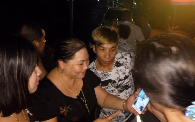 Thấy hình Doãn Trung Dũng trên mạng, người phụ nữ trung tuổi vội khoe với người quen. "Anh ta không khác nhiều so với ảnh trong lệnh truy nã", người phụ nữ nhận xét.