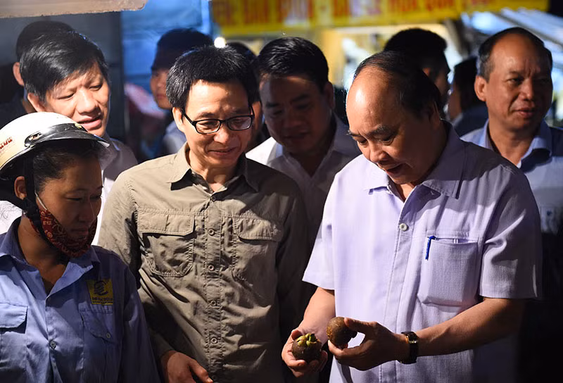 Bà con buôn bán cần giữ gìn đạo đức kinh doanh, không vì lợi nhuận mà mua bán những loại hoa quả có ngâm tẩm, chứa chất bảo quản độc hại, không rõ nguồn gốc, gây hại cho sức khỏe của người tiêu dùng và cho chính bản thân - Thủ tướng nhắn nhủ.