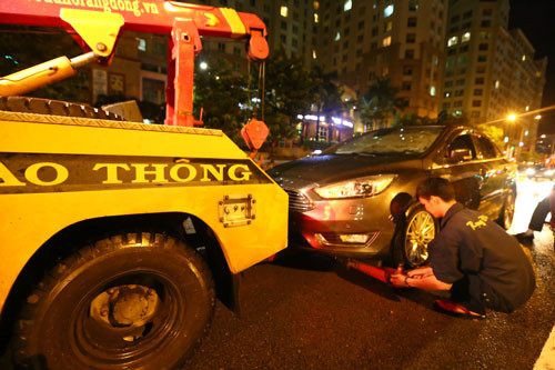 Một chiếc xe may mắn được cứu hộ.