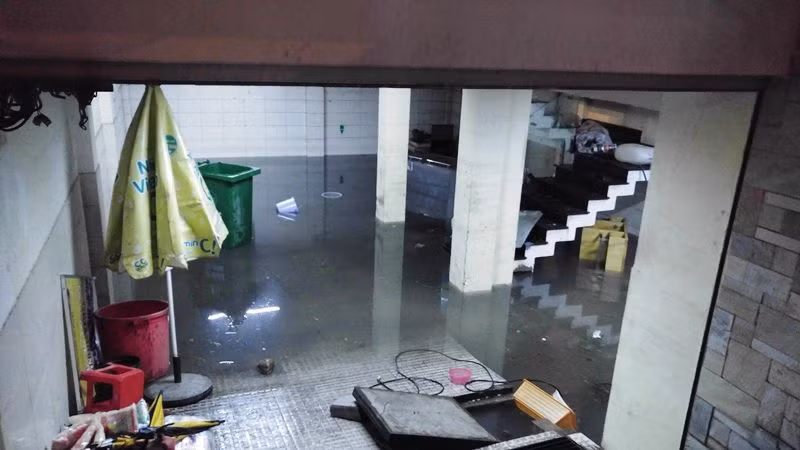 Đến 23h, tầng hầm của một nhà hàng trên đường Phan Xích Long (quận Phú Nhuận) vẫn ngập nước. Theo chủ nhà hàng, nước từ đường Phan Xích Long tràn vào nhà quá lớn khiến tầng hầm thành "túi đựng nước".
