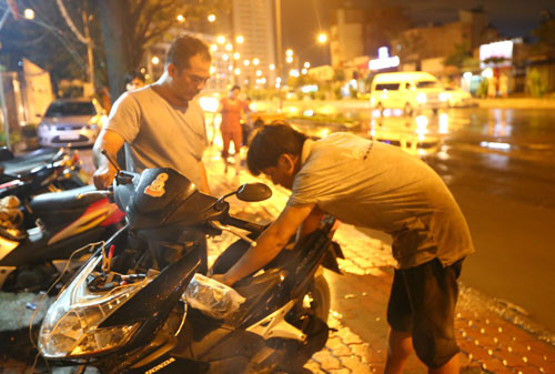 Không chỉ xe hơi, rất nhiều xe máy liều lĩnh vượt khúc ngập, cũng trở thành nạn nhân.