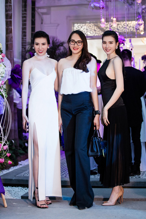 Tại sự kiện, người đẹp tái hợp cặp song sinh chân dài Huyền Thư - Thư Huyền.