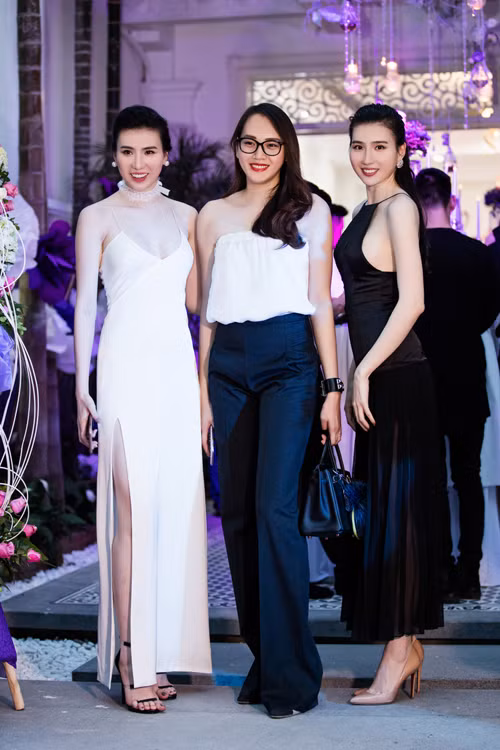 Tại sự kiện, người đẹp tái hợp cặp song sinh chân dài Huyền Thư - Thư Huyền.