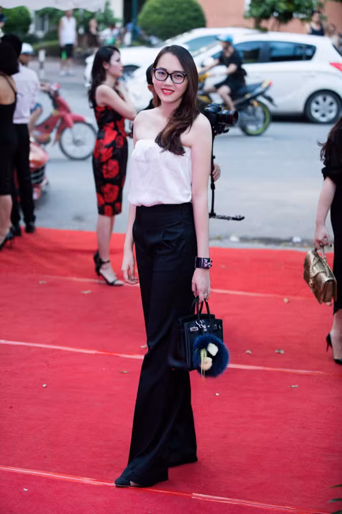 Người đẹp Ngọc Thạch khoe trọn dáng với áo quây cùng quần ống loe. Cùng với đó là chiếc túi Hermes mini.