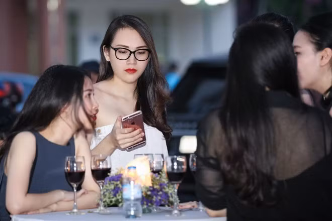 Sau khi kết hôn với thiếu gia Bình Dương, người đẹp dần rút khỏi showbiz, chỉ thi thoảng mới nhận lời dự sự kiện của bạn bè thân thiết.