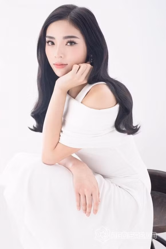 Tương tự thế, ngay từ thời điểm đăng quang Hoa hậu Việt Nam 2014, Kỳ Duyên đã gây tranh cãi bởi nhan sắc không mấy mặn mà của mình. Chưa kịp chứng minh bản thân đẹp lên theo thời gian và tài năng xứng đáng để nhận vương miện và quyền trượng thì cô nàng liên tục vướng phải quá nhiều scandal lùm xùm. Từ dáng ngủ hớ hênh trên máy bay, quát mắng bố mẹ, bị tố cư xử thô lỗ với bác tài taxi đến chuyện hút thuốc nơi công cộng, say xỉn ở quán bar... Khán giả nhớ đến Kỳ Duyên chỉ bằng những thị phi mà cô gặp phải hơn là một Hoa hậu đúng mực. Không biết ngẫu nhiên hay cố ý, hình ảnh của cả Angela Phương Trinh và Hoa hậu Kỳ Duyên đều tăng giảm như biểu đồ hình sin rắc rối phức tạp. Cứ được một thời gian cố gắng lấy lại hình ảnh, hoàn thiện bản thân, thì ít lâu sau lại thấy hai cái tên này gây ồn ào “sóng gió” trên mặt báo. Xin lỗi xong lại phạm lỗi và lỗi sau còn nặng hơn lỗi trước.