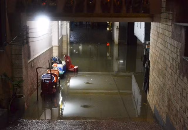 Một khách sạn trên đường Cộng Hòa (P.15, quận Tân Bình) cũng bị nước ngoài đường tràn vào nhà gây ngập tầng hầm.