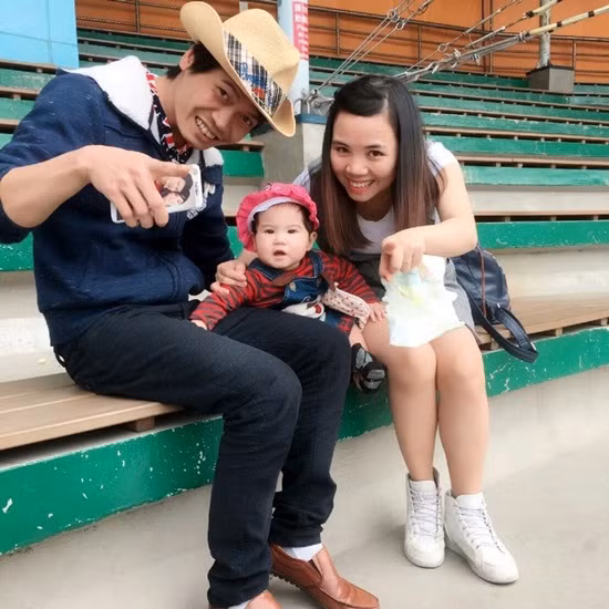 Được biết, cặp đôi trong đoạn clip trên chính là Vinh Lê và Tri Kỷ, hiện đang sinh sống tại thành phố Nam Định. Chẳng cần ăn mặc lộng lẫy hay nhờ sự hỗ trợ của các thiết bị âm thanh chuyên nghiệp, song hai vợ chồng anh Vinh vẫn có màn thể hiện ca khúc chế lại bản gốc "Tình nghèo có nhau" vô cùng hay.