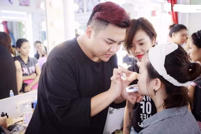 Ít ai biết rằng, "bạn thân kiếm make up riêng" của Hồng Quế hiện tại đã từng bị cô từ chối phũ phàng. Anh nhớ lại: "Lần đầu tiên tôi được ê-kip chụp ảnh cho Quế gọi tới make up cho cô ấy. Nhưng tới nơi, Quế không đồng ý để tôi trang điểm vì: "Quế chỉ tin tưởng người make up của Quế thôi!". Lúc đó, tôi đã nghĩ: "Cô Hồng Quế này là ai mà khó khăn như vậy!".