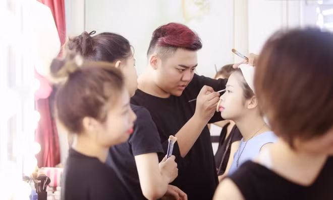 "Một thời gian sau, nhiếp ảnh Milor Trần lại nhờ tôi make up cho Hồng Quế để chụp ảnh. Tôi nói luôn: "Anh hỏi lại Quế xem người make up là em thì có được không!" Sau lần đó, chúng tôi "hợp gu" và tôi bắt đầu làm việc cho Quế luôn. Từ make up dự tiệc, event cho tới những chương trình lớn như Bước nhảy hoàn vũ, tôi đều đi theo cô ấy".