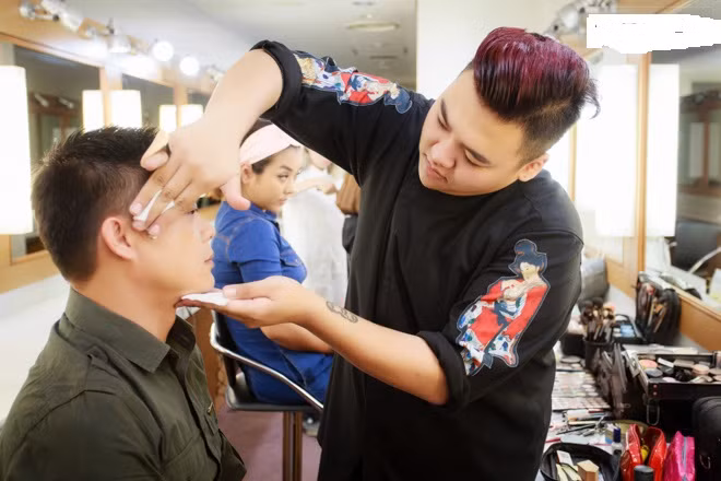 Với đặc thù công việc, Tuấn Đạt quen thân với nhiều sao Việt như Hồng Quế, Bích Phương, BTV Quang Minh...