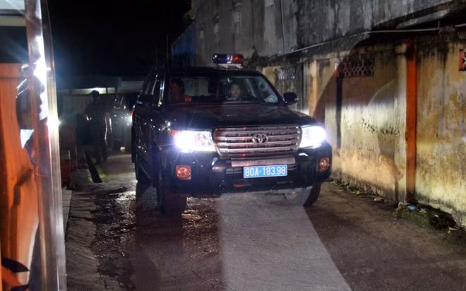 Đám đông nán lại cho đến khi đoàn xe đi hết vì họ biết trong số những người ngồi trên xế hộp có thượng tướng Lê Quý Vương, Thứ trưởng Bộ Công an và thiếu tướng Hồ Sỹ Tiến, Cục trưởng cục cảnh sát hình sự - hai người luôn có mặt chỉ đạo điều tra các vụ thảm án.