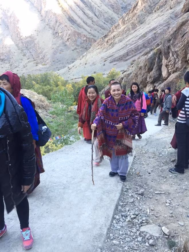 Nữ ca sĩ Phương Thanh kể ngày nào cô và mọi người cũng leo núi đến tối mịt. Cô cũng phải uống thuốc giảm đau đầu hàng ngày bởi khí hậu khắc nghiệt nơi đây.