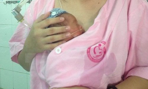 Trẻ sinh non cần được chăm sóc theo phương pháp Kangaroo với mẹ càng sớm càng tốt.