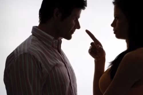 Tro treu vo-chong dat nhan tinh vao cung quan cafe