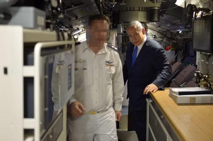 Theo một số nguồn tin quân sự, trong tổng cộng 5 chiếc tàu ngầm lớp Dolphin Israel tiếp nhận từ Đức thì chỉ có 3 chiếc vừa tiếp nhận đúng nghĩa là mua bán, còn 2 chiếc đầu tiên Đức chuyển giao dưới hình thức hỗ trợ tài chính.