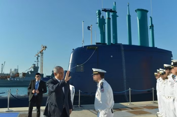 Được biết, trong hàng chục năm qua, Israel luôn nhận được sự hỗ trợ vũ khí từ Đức, bất chấp tình hình căng thẳng ở Trung Đông. Ngày 23/9/2014, Hải quân Israel đã tiếp nhận chiếc tàu ngầm lớp Dolphin thứ 4 mang tên Tanin.