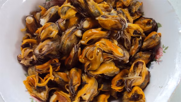 Ăn phải trai hến nhiễm độc, con người cũng sẽ bị nhiễm độc kim loại gây ra những tổn thương về hệ thần kinh và thậm chí gây ra khuyết tật ở thai nhi.