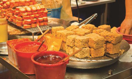 Món đậu hủ thối đang thu hút nhiều thực khách trẻ.