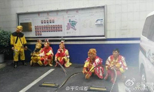 7 “Ton Ngo Khong” danh nhau toe khoi tren pho