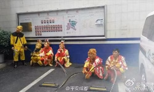 7 “Ton Ngo Khong” danh nhau toe khoi tren pho