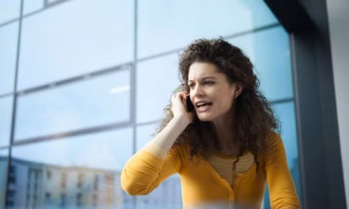 Tôi không biết cô ấy làm gì, nói gì nhưng qua pha “xử đẹp” này, cô gái trơ trẽn kia tự nhiên rút lui êm đềm. Ảnh minh họa.