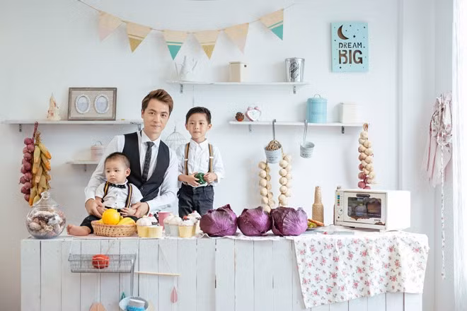 Đăng Khôi từng là ca sĩ đình đám của dòng nhạc trẻ nhưng từ khi có vợ con, anh lùi về sau làm vai trò của một nhà sản xuất. Dù công việc bận rộn, anh vẫn dành thời gian cho gia đình. Theo anh, nhà cửa có êm ấm thì mới thoải mái làm việc được.