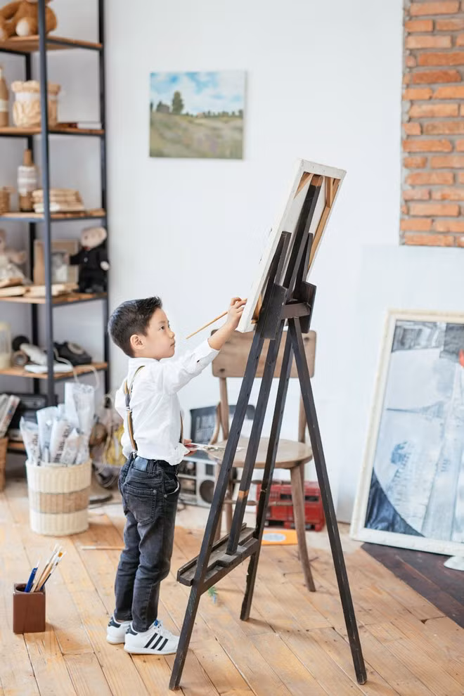 Con trai đầu lòng của Đăng Khôi - bé Ken mới 4 tuổi nhưng tỏ ra người lớn. Nam ca sĩ tiết lộ con trai tự lập, biết chăm sóc và nhường nhịn đồ chơi với em.