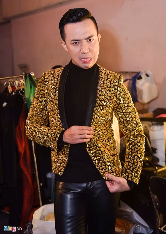 Tuy nhiên, sau khi thay trang phục và make-up, MC điển trai lấy lại vẻ hoạt náo vốn có. Đây là chương trình hiếm hoi Trấn Thành giữ vai trò MC bởi 2 năm nay nghệ sĩ đa năng chỉ nhận lời làm giám khảo và chạy show trong ngoài nước.