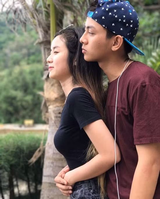 Không chỉ chia sẻ những hình ảnh mặn nồng với Bảo Ngọc, Hoài Lâm còn từng hai lần tỏ ý muốn cưới bạn gái 19 tuổi. Lần đầu trong dòng trạng thái chia sẻ về tình yêu của cả hai: “Anh muốn cưới em không phải vì em đẹp đâu, nhưng em xinh lắm, đối với anh em xinh xắn muốn xỉu”.