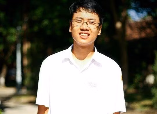 Nguyễn Minh Quang (THPT chuyên Quốc học Huế) lập kỷ lục điểm số cao nhất (tính đến Olympia năm thứ 12) với 395 điểm tại vòng thi tháng 3, quý 4. Ảnh: Fanpage Đường lên đỉnh Olympia.