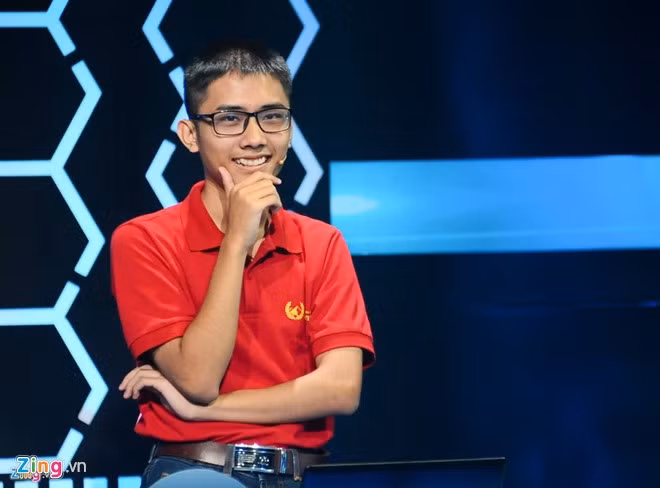 Kỷ lục gia sở hữu điểm số cao nhất trong Đường lên đỉnh Olympia năm thứ 16 là Lê Duy Bách (THPT chuyên Hà Nội - Amsterdam, Hà Nội) với 380 điểm. Nhờ sự vui vẻ, lạc quan, yêu đời và nụ cười luôn nở trên môi, nam sinh trường Ams được gọi là chàng trai đáng yêu nhất trận chung kết Olympia mùa 16. Ảnh: Việt Hùng.