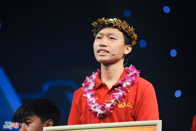 Quán quân Olympia năm thứ 16 - Hồ Đắc Thanh Chương (sinh năm 1999, THPT chuyên Quốc học Huế) - hiện giữ số điểm cao nhất trong lịch sử các trận chung kết của chương trình Đường lên đỉnh Olympia (340 điểm). Ảnh: Việt Hùng.