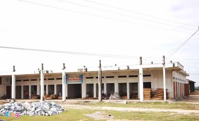 Ông Trần Văn Kỳ, Chủ tịch UBND xã Võ Liệt, cho biết dự án Trung tâm thương mại chợ Rộ là một tổ hợp kinh doanh, buôn bán, dịch vụ nhằm thu hút lao động và phát triển kinh tế chung của xã. Tuy nhiên, sau khi hoàn thành, vì không phù hợp nên dự án bị bỏ hoang. Hiện chính quyền xã đã báo cáo với huyện đồng thời làm việc, vận động chủ đầu tư để nâng cấp, mở rộng các ki-ốt cho phù hợp với thói quen kinh doanh của bà con trong vùng.