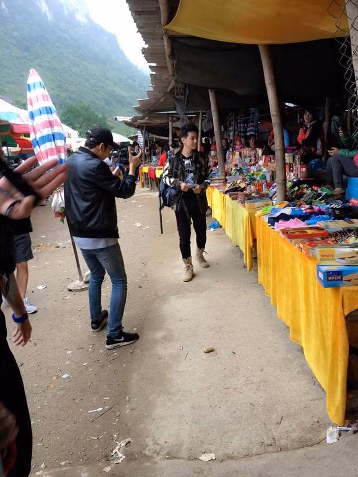 Trong khi đó Lâm Chí Dĩnh thảnh thơi đi dạo quanh khu chợ độc đáo.