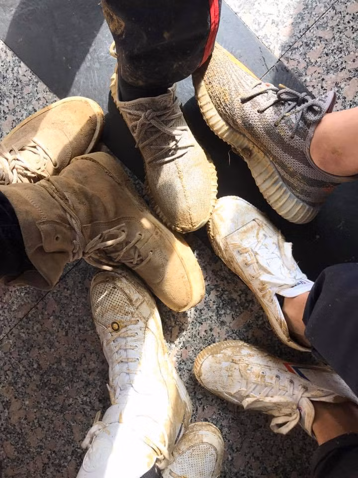 Cả đoàn ai cũng bê bết bùn đất.