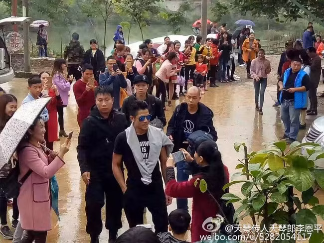 Không chỉ có sự xuất hiện của "nam thần" có vẻ đẹp không tuổi Lâm Chí Dĩnh, ê kíp này còn hội ngộ cả "thiên vương Hồng Kông" Quách Phú Thành.