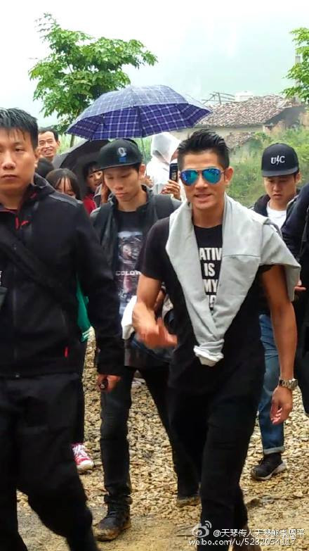 Nam ca sĩ, diễn viên điện ảnh phong độ với thời trang trẻ trung.