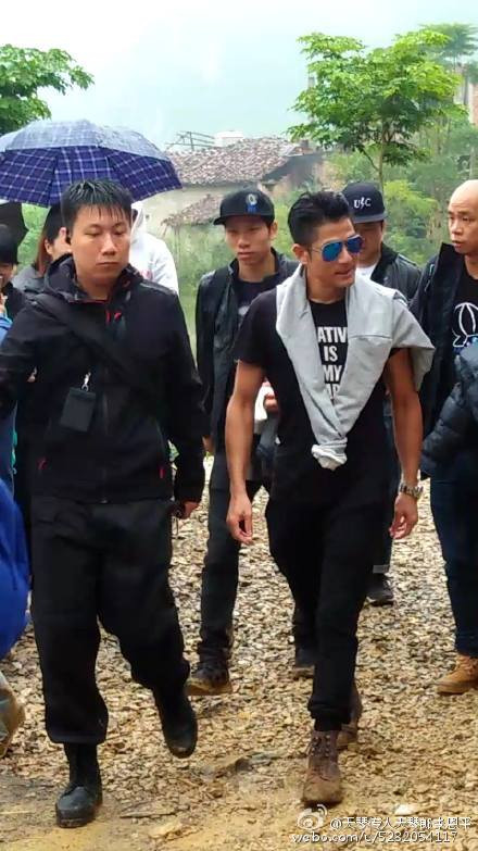 Lần này anh bất ngờ có mặt ở Cao Bằng cùng ê kíp của show truyền hình Chúng ta 17 tuổi.