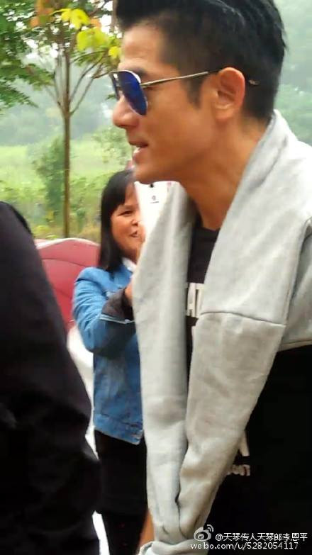 Anh được fan Việt chụp cận mặt vẫn khoe được vẻ nam tính quyến rũ.