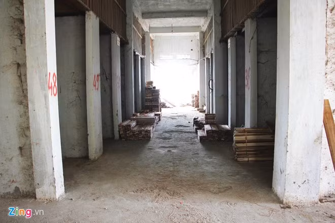 Các ki-ốt ngổn ngang thanh gỗ đã bị cưa xẻ. Gỗ này sắp xếp khắp khu trung tâm thương mại. "Tôi thấy khu chợ này không có ai họp chợ nên mới xin làm để đặt xưởng cưa để đỡ tốn tiền thuê mặt bằng", ông chủ xưởng cưa cho hay.