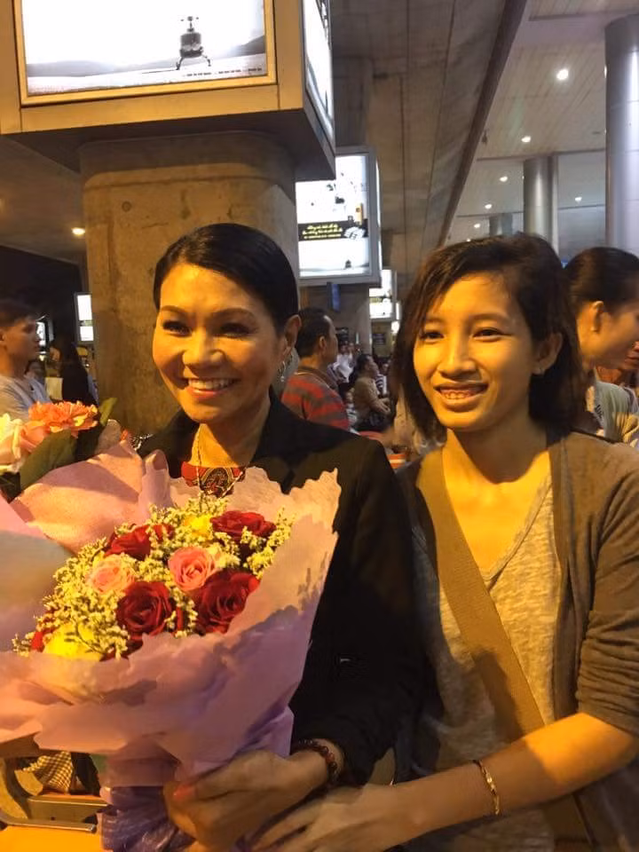 Một người hâm mộ hạnh phúc khi được chụp hình cùng thần tượng và chia sẻ trên trang cá nhân.