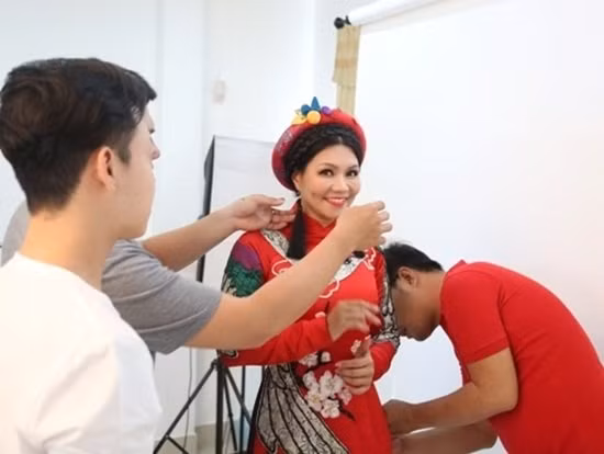 Hiện tại Ngọc Huyền vẫn là NSƯT dù có thông tin cô bị tước danh hiệu vào năm 2005. Trả lời Vietnamnet, Cục trưởng Cục Nghệ thuật biểu diễn cho biết: “Báo chí nêu vấn đề là đề nghị chứ Bộ VHTT&amp;DL chưa nhận được văn bản nào đề nghị tước danh hiệu của cô ấy”.