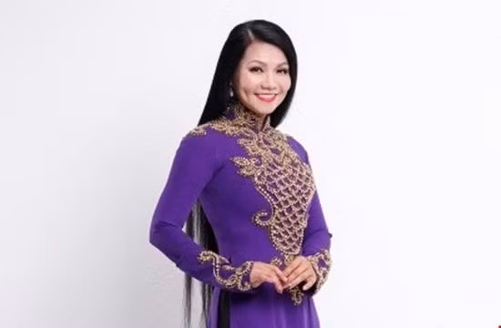 Nghệ sĩ cải lương Ngọc Huyền tên thật là Vũ Hà Ngọc Huyền sinh năm 1970. Bắt đầu sự nghiệp từ 1987. Cô từng đoạt Huy chương vàng giải Trần Hữu Trang năm 1995, Diễn viên được yêu thích nhất ở giải Mai vàng,... Năm 2002, Ngọc Huyền kết hôn và sang Mỹ định cư.