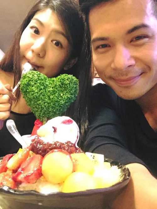 Ngoài tài năng, Đông Phương còn có khuôn mặt xinh đẹp rạng ngời, được biết đến với năng khiếu âm nhac, hội họa và thể thao. Chuyện tình của cô và chàng ca sĩ điển trai Trương Thế Vinh kết thúc khiến nhiều người nuối tiếc.