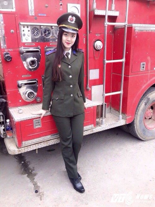  Hoàng Hải Thu:Hot girl 9X hiện đang là sinh viên năm thứ 3 Đại học Phòng cháy chữa cháy. Lý lịch học tập đáng nể của cô nàng xinh đẹp khiến bất cứ ai cũng phải giật mình: giành giải Nhì kỳ thi Olympic tiếng Anh cấp trường, giải Ba Liên hoan dân vũ quốc tế do Bộ Công an tổ chức, đạt danh hiệu “Học viên giỏi” năm học vừa qua với tổng kết điểm lên tới 8,22 và lọt vào chung kết cuộc thi sinh viên thanh lịch của Đại học PCCC năm vừa qua.