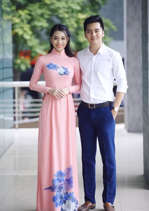 Sở hữu vẻ ngoài xinh đẹp, chiều cao lý tưởng cùng sự tự tin hiếm có, sau khi Ngọc Anh xuất sắc đạt Giải Nhì cuộc thi học sinh giỏi Văn toàn quốc, Ngọc Anh được tuyển thẳng vào trường Đại học Ngoại thương. Tại đây, với những tố chất của 1 hot girl mạnh mẽ, cá tính, cô nàng hiện đang là chủ tịch Câu lạc bộ MC và Thời trang của trường; là người mẫu của nhiều show thời trang và là thần tượng của rất nhiều bạn trẻ nhờ gu ăn mặc cá tính cũng như thành tích học tập đáng nể.