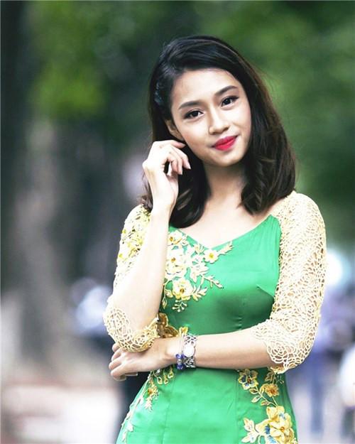  Vũ Lê Ngọc Anh: Sinh năm 1995 tại Quảng Ninh, Vũ Lê Ngọc Anh từng học chuyên Văn và thường xuyên tham dự các cuộc thi học sinh giỏi của tỉnh từ cấp 1. Năm 16 tuổi, hot girl xinh đẹp này quyết định tự lập bằng cách thi và trúng tuyển vào trường THPT Chuyên Sư phạm – một trong những trường cấp 3 top đầu cả nước.