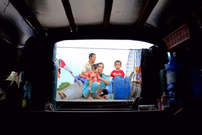 Gia sản lớn nhất của hộ dân ở xóm chài này là những chiếc thuyền gỗ lắp máy, trị giá khoảng 15-20 triệu đồng. Họ thắp sáng nhờ nguồn điện từ bình ắc quy, nấu ăn bằng bếp than hoặc bếp ga khi kiếm được nhiều tiền.